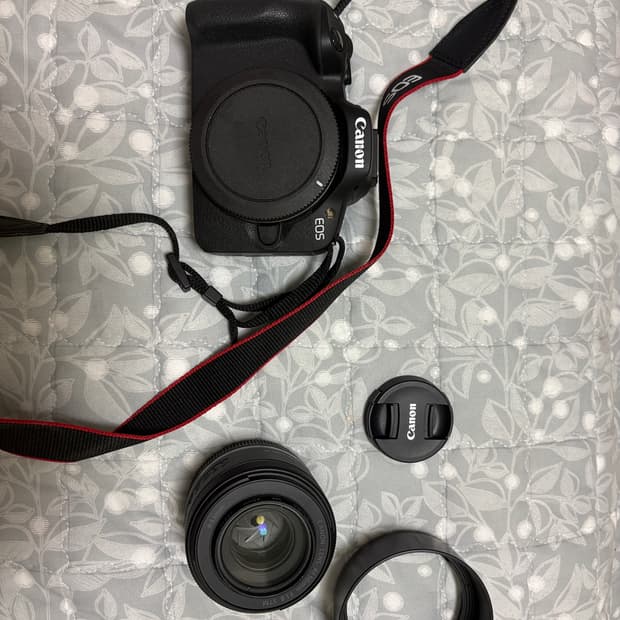 캐논 R50 바디와 RF 50mm f1.8 STM 렌즈 일괄 판매합니다.