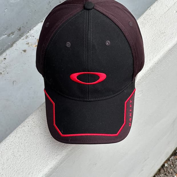 [F] 오클리 레드 로고 블랙 볼캡 모자
