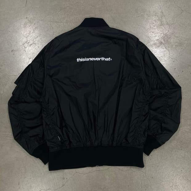 디스이즈네버댓 블랙 컬러 스펠아웃 바람막이