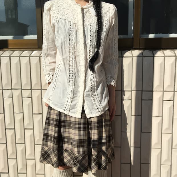 Crochet trimming blouse