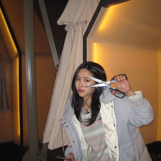 itzy 류진착용 시눈 후디 푸퍼 자켓 그레이시블루