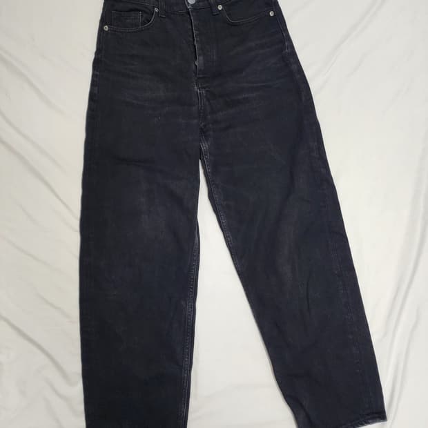 코스 테이퍼드 앵클 부츠컷 데님 팬츠 