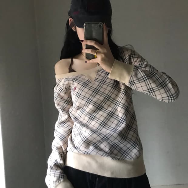 버버리 노바체크 오프숄더 맨투맨