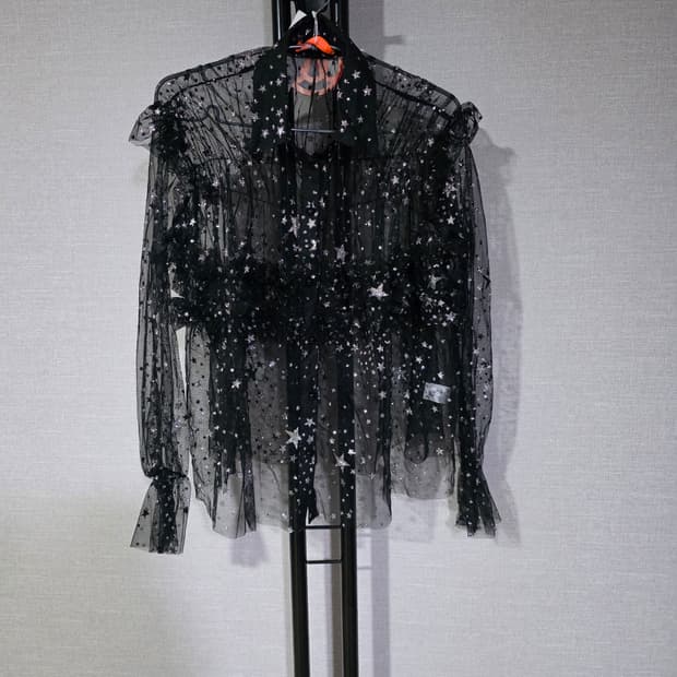 새상품 ) 랭앤루 메탈별 패턴 시스루 블라우스 F