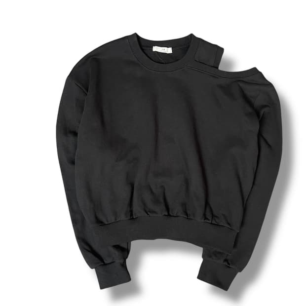 IU 빈티지 어깨 트임 크롭 맨투맨