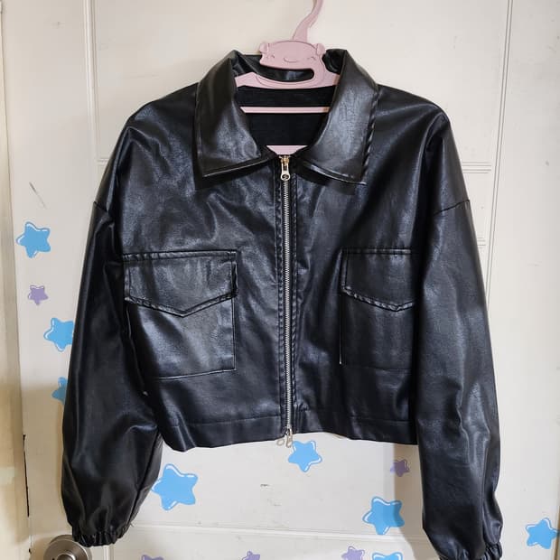 검정색 레자 크롭 자켓