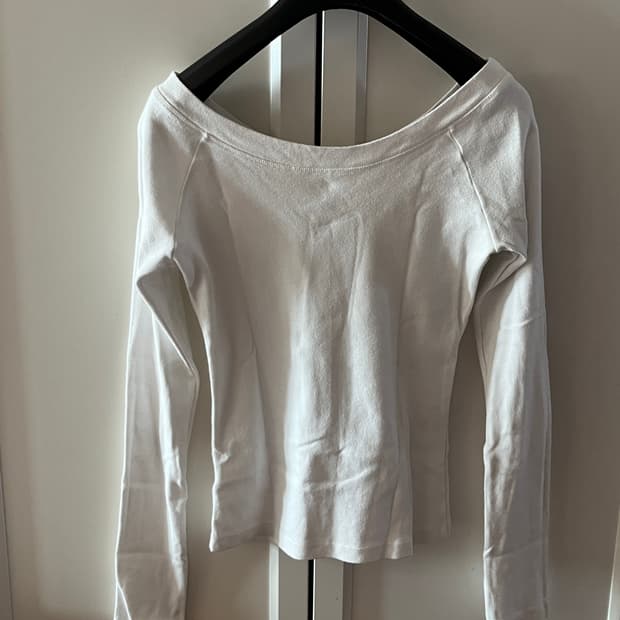 브랜디멜빌 화이트 보트넥 오프숄더 티