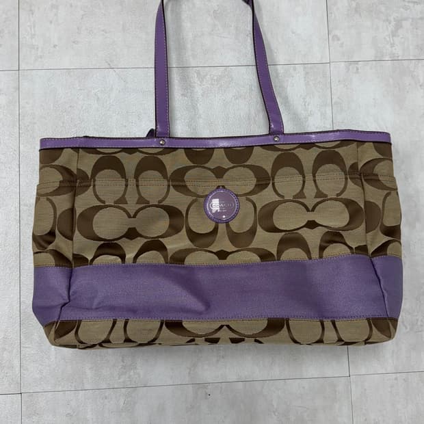 •코치 시그니처 캔버스 퍼플 토트백