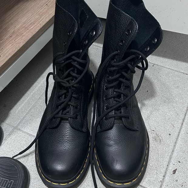 닥터마틴 1460 8홀 앰버서더 250