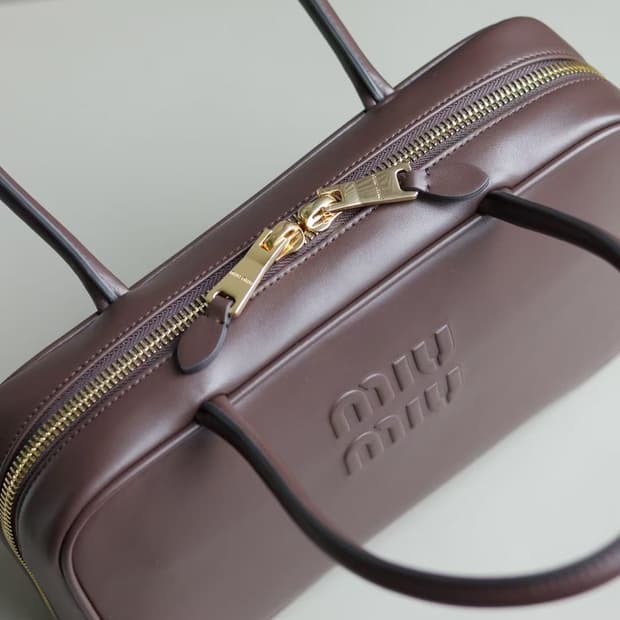 미우 미우 가죽 탑 핸들백