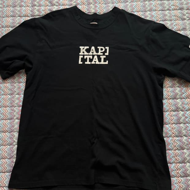 (L) 캐피탈 루키 크루넥 로고 티셔츠 블랙