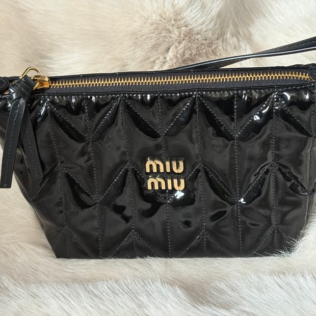 미우미우 스피릿 마테라쎄 페이턴트 미니백 블랙
