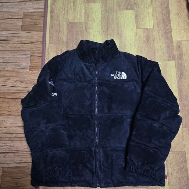 슈프림 x 노스페이스 스웨이드 눕시 자켓 블랙 - 23FW