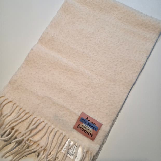 아크네 스튜디오 크림컬러 울 머플러 새제품 판매합니다