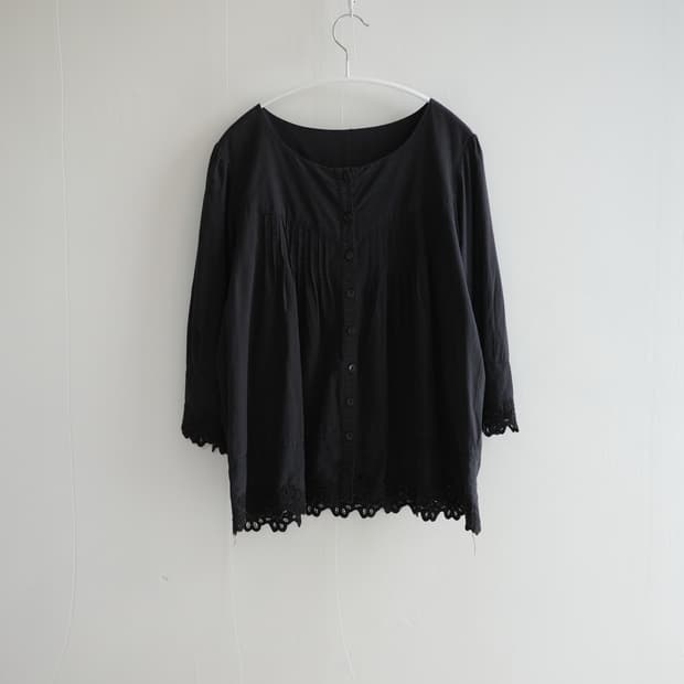 Black buttoned shirring blouse