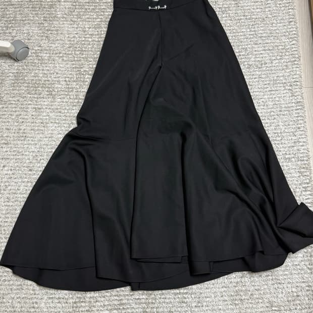 알렉산더맥퀸 블랙 치마 42사이즈