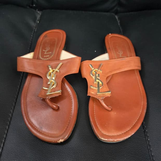 (정품) [입생로랑] 카상드르 가죽 쪼리 플랫 샌들 | 00040