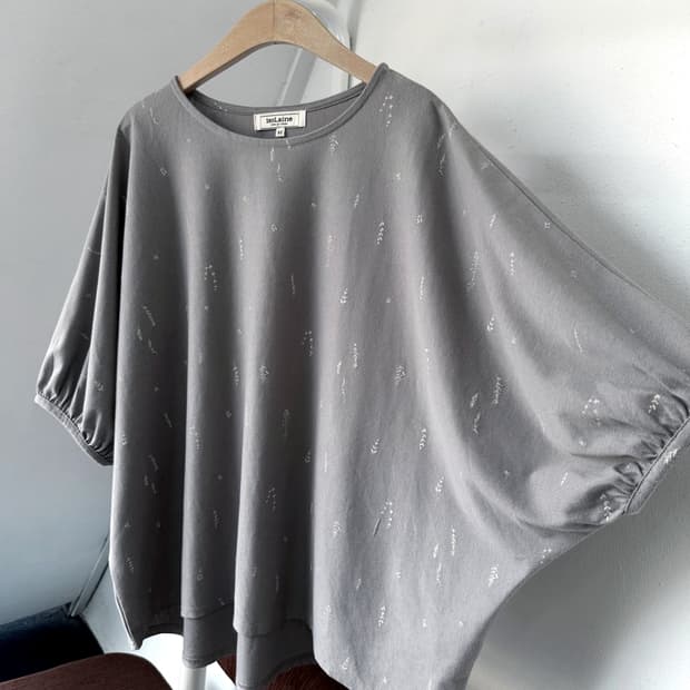 Wide sleeve design pattern pullover top