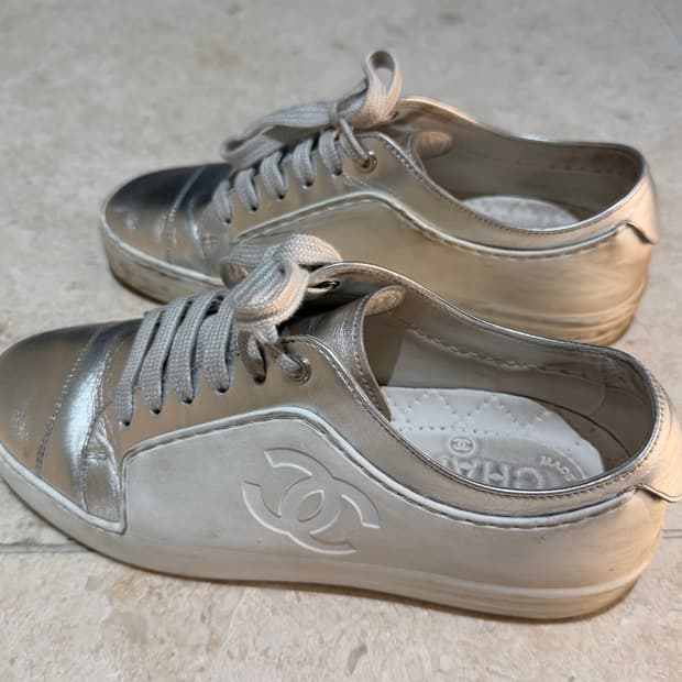 샤넬 실버 스니커즈 35.5 225cm
