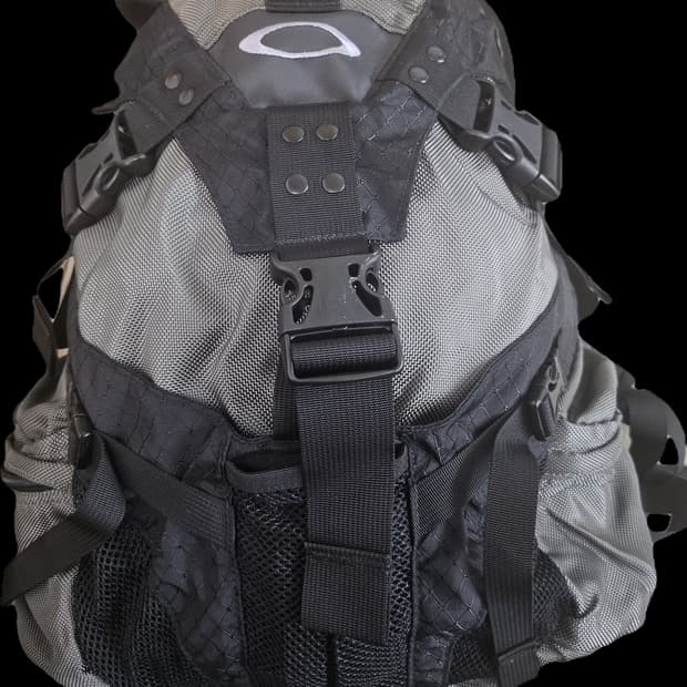 오클리 아이콘 백팩 블랙/그레이 판매합니다