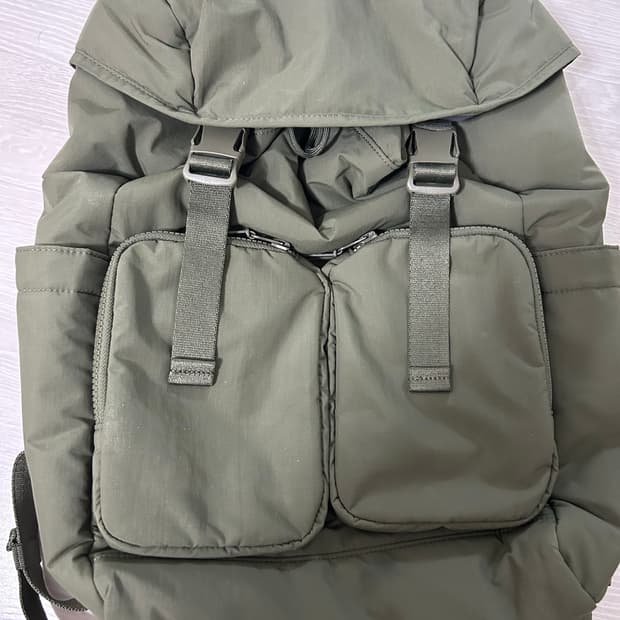 유니클로 멀티 포켓 백팩 카키