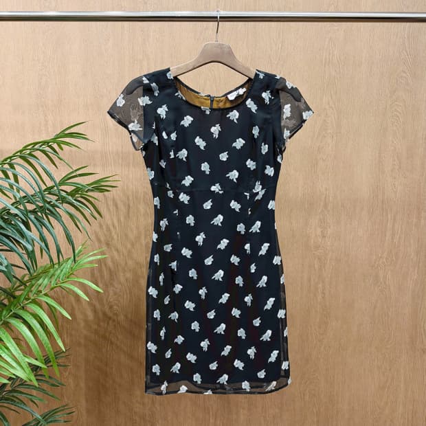 막스앤코 슬림핏 시폰 미디 원피스 화이트 플라워 프린트 패턴 디테일 블랙