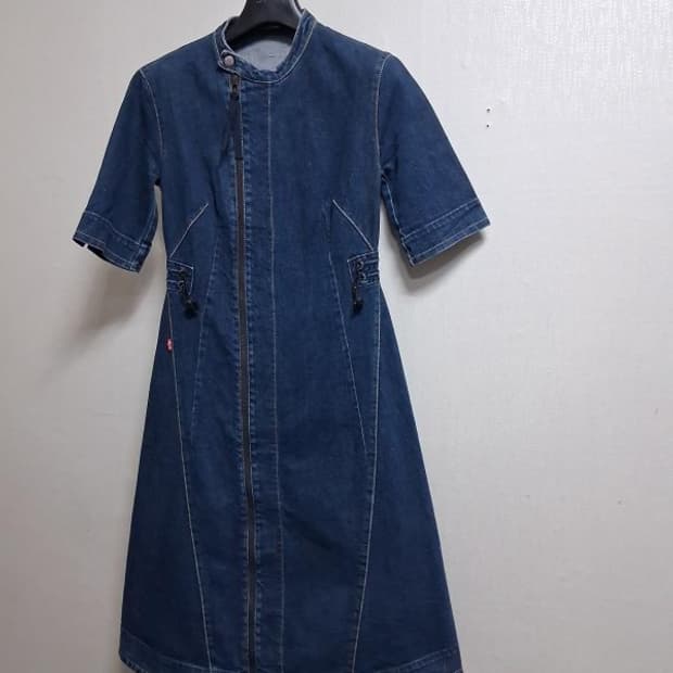 리바이스청원피스 엔지니어드 데님 청원피 Xs 무릎한참아래 기장 비대칭 
