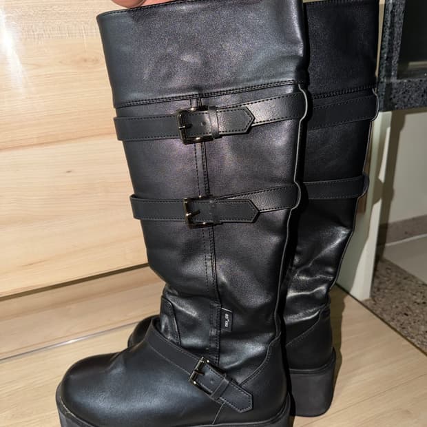 애즈온 MAYA LONG BUCKLE BOOTS / BLACK
