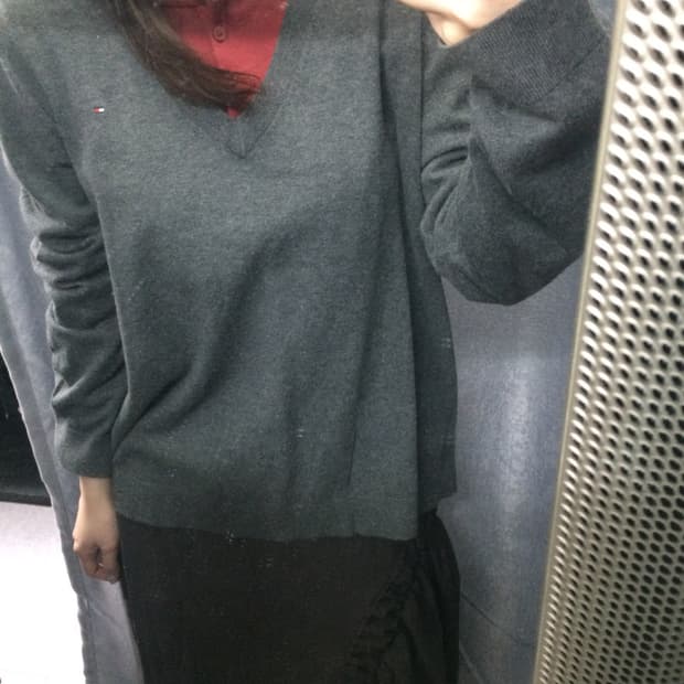 타미힐피거 그레이 브이넥 니트