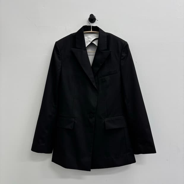 모앤코 MO&Co. 백리스 컷아웃 테일러드 자켓