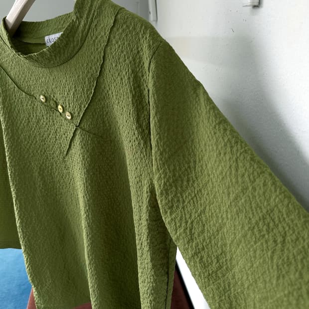 Natural volume fabric design neck top