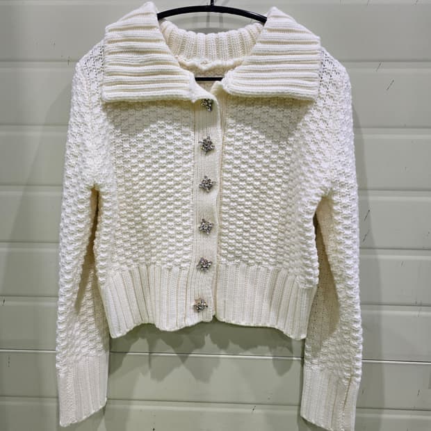 아이보리 니트 가디건 보석 단추 장식