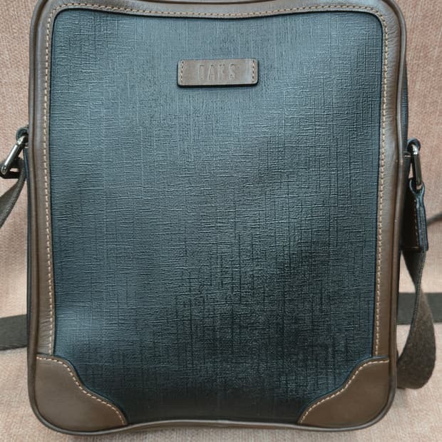 닥스- 블랙 컬러 소가죽 배색 크로스백