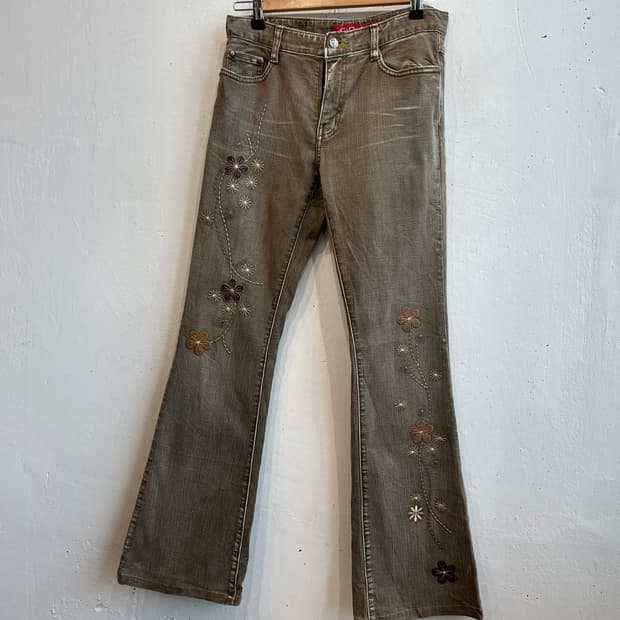 COX COSMO JEANS 로우라이즈 자수 부츠컷 데님팬츠