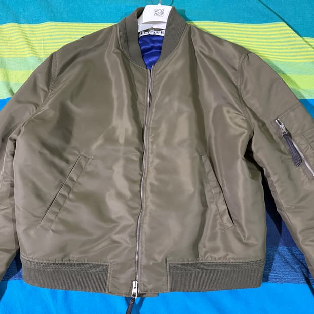 로에베 Ma-1 봄버 자켓 카키색 팝니다