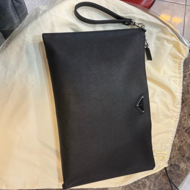 정품 프라다 사피아노 클러치 팝니다