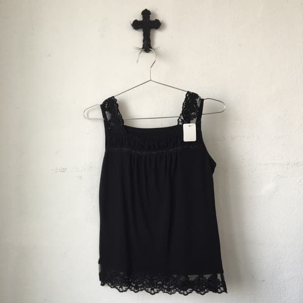 Lace trimming sleeveless