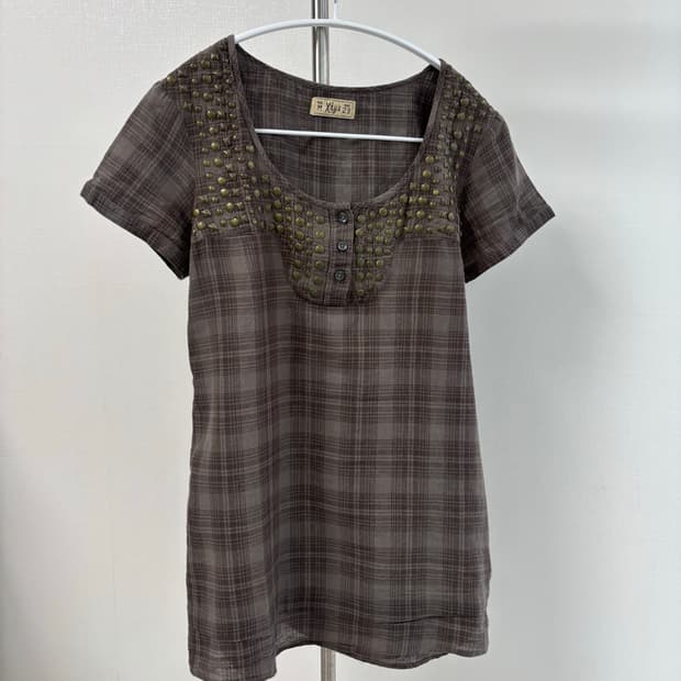 xdye 비딩 스터드 브라운 체크 반팔 블라우스