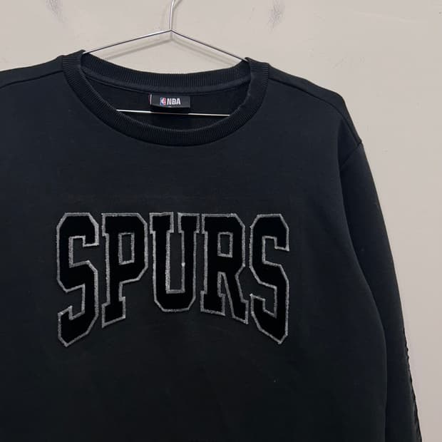 NBA 스퍼즈 밍크로고 포켓 오버핏 맨투맨
