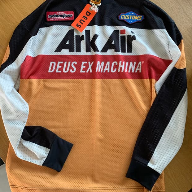 데우스 엑스 마키나 롱슬리브 져지입니다