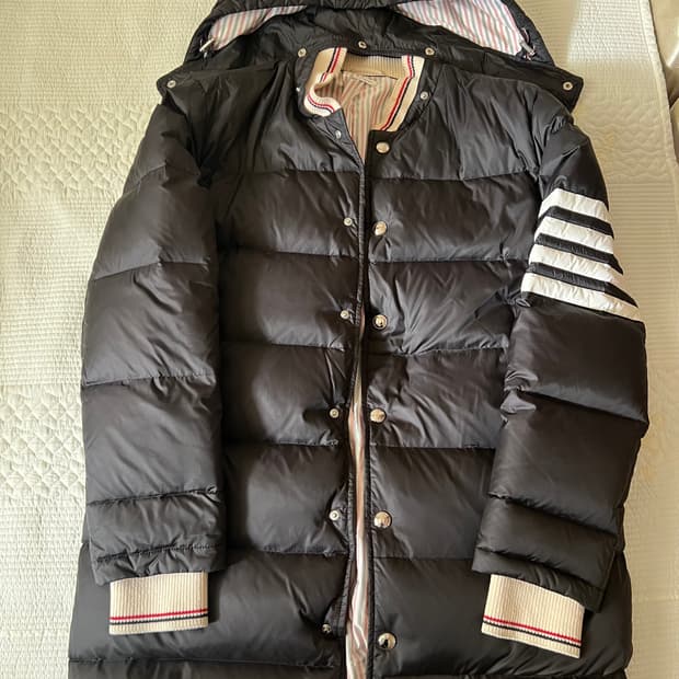 정품 톰브라운 4BAR 후드 블랙 롱패딩