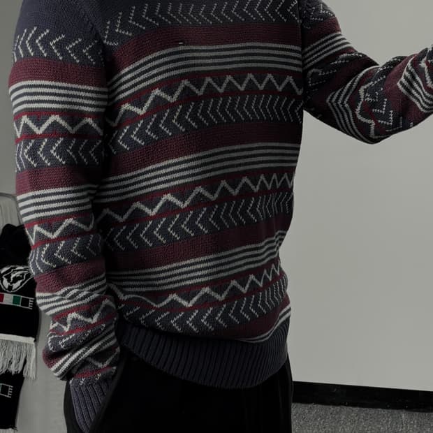 타미힐피거 셰브론 패턴 니트 스웨터