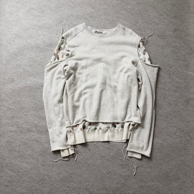 미도리카와 플로럴 레이어드 컷아웃 스웻셔츠