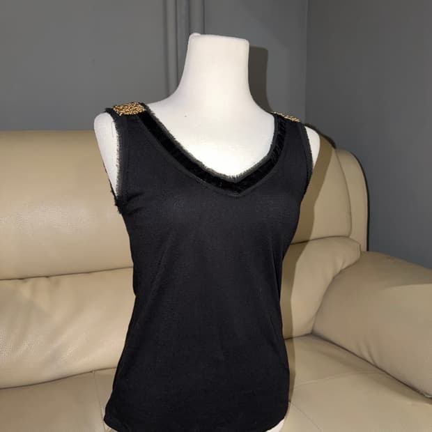 shoulder stud point v-neck sleeveless