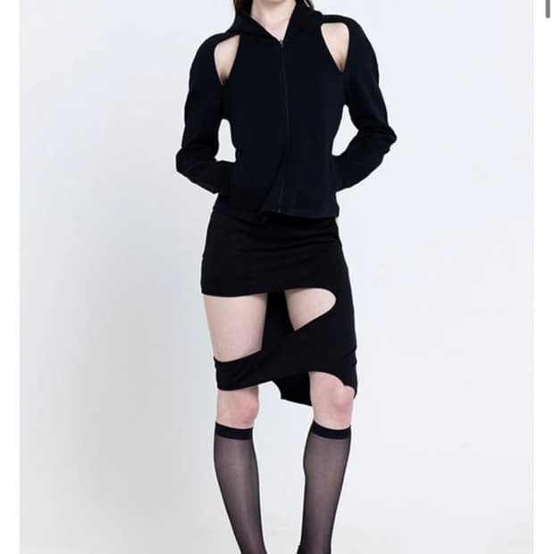 페인츄얼 컷아웃 스커트