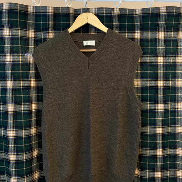 르메르 22SS 브이넥 베스트