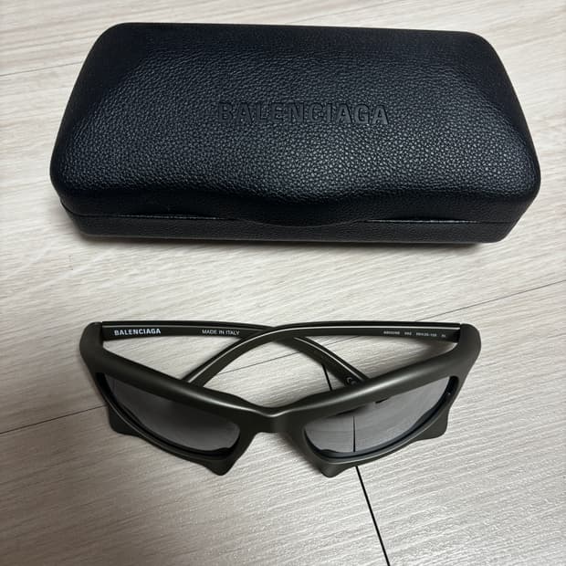 발렌시아가 bat 선글라스 카키