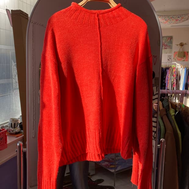 오렌지 라운드넥 니트