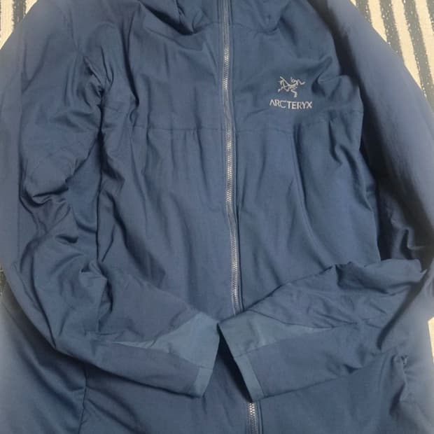 아크테릭스 아톰 LT 후드 네이비