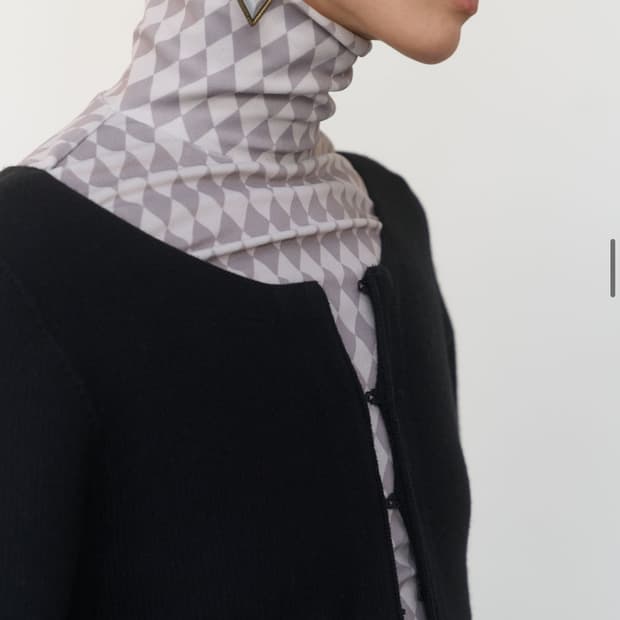 아모멘토 터틀넥